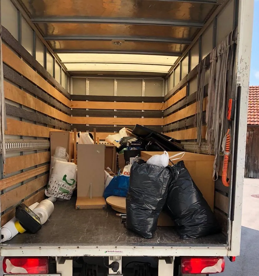 Beladener Transporter für die Entsorgung