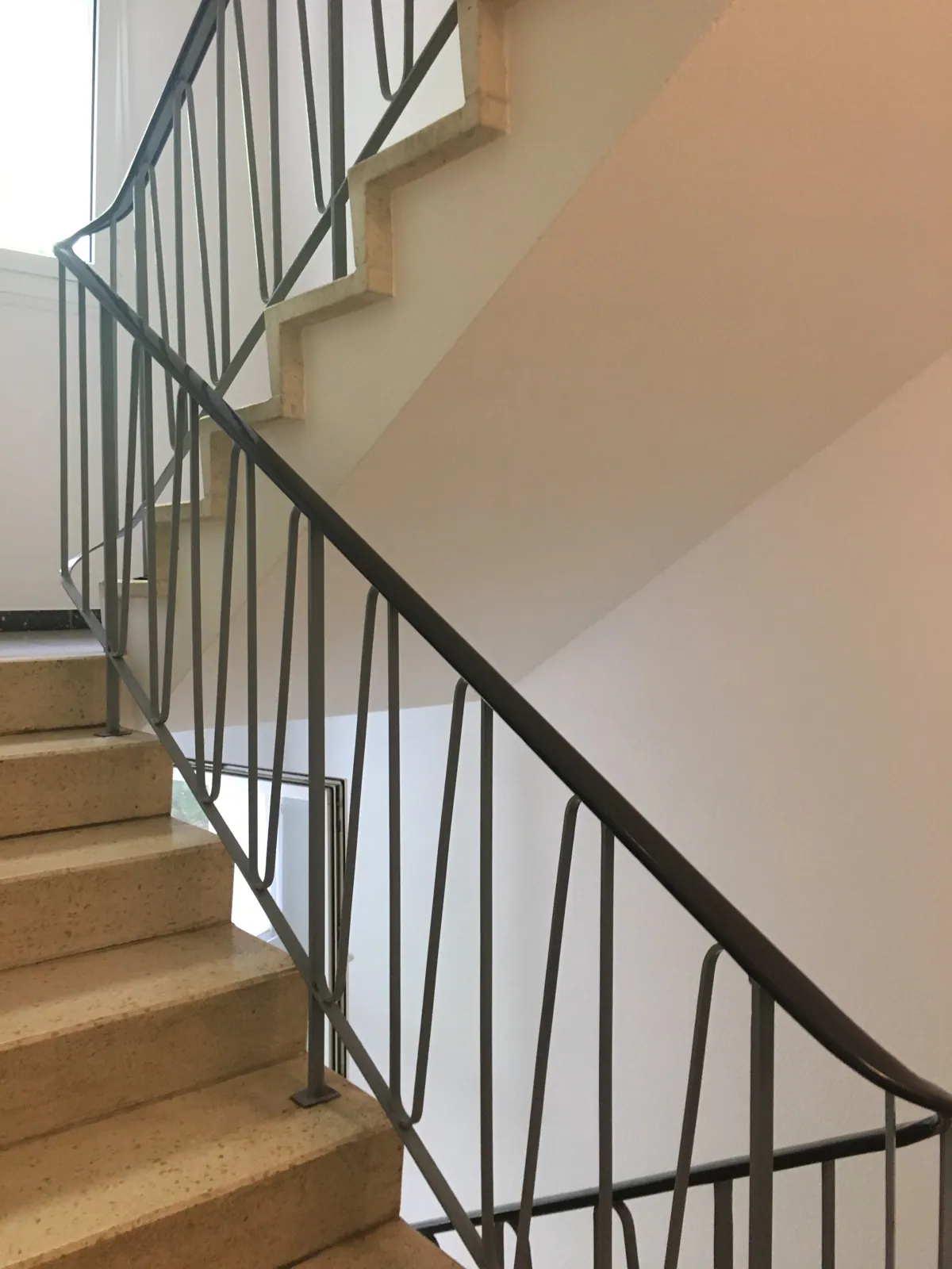 Frisch gestrichenes Treppenhaus