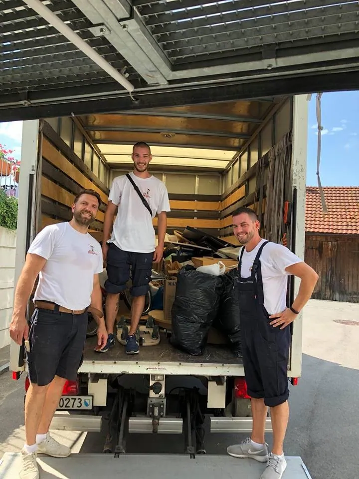 Das HandyHelp-Team auf der Ladefläche des Transporters