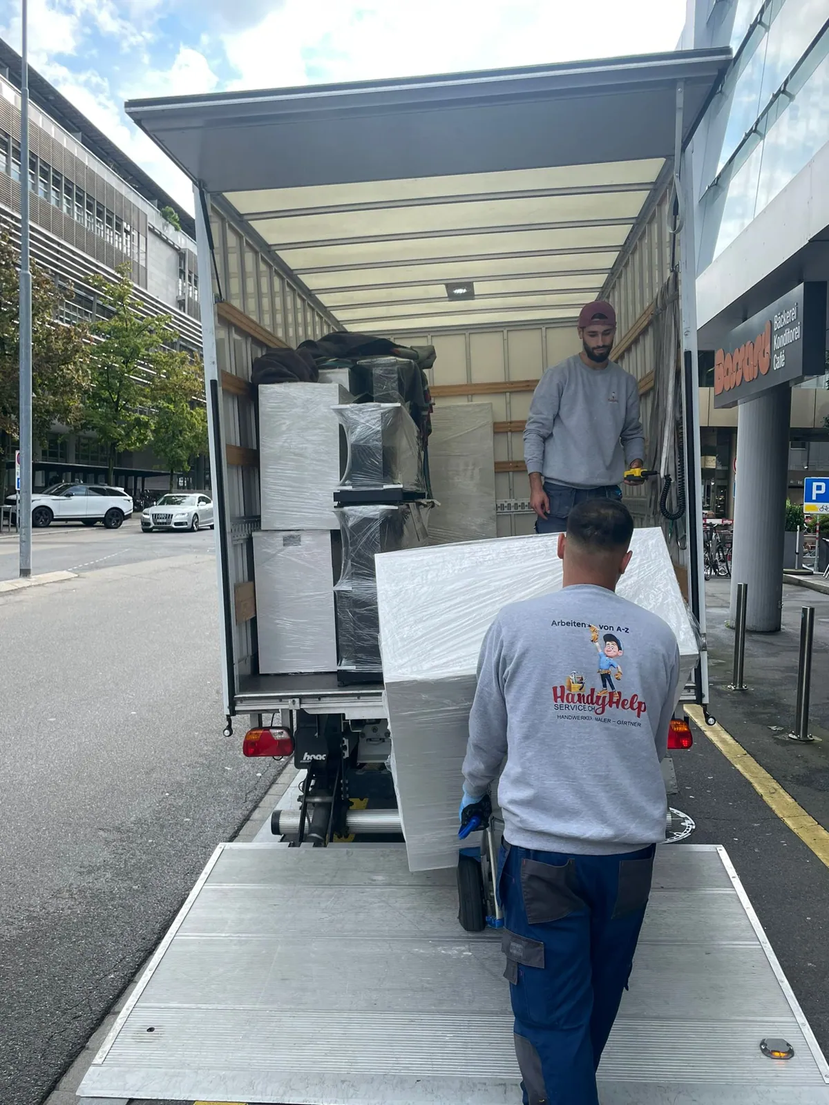 Team lädt Geräte aus dem Transporter