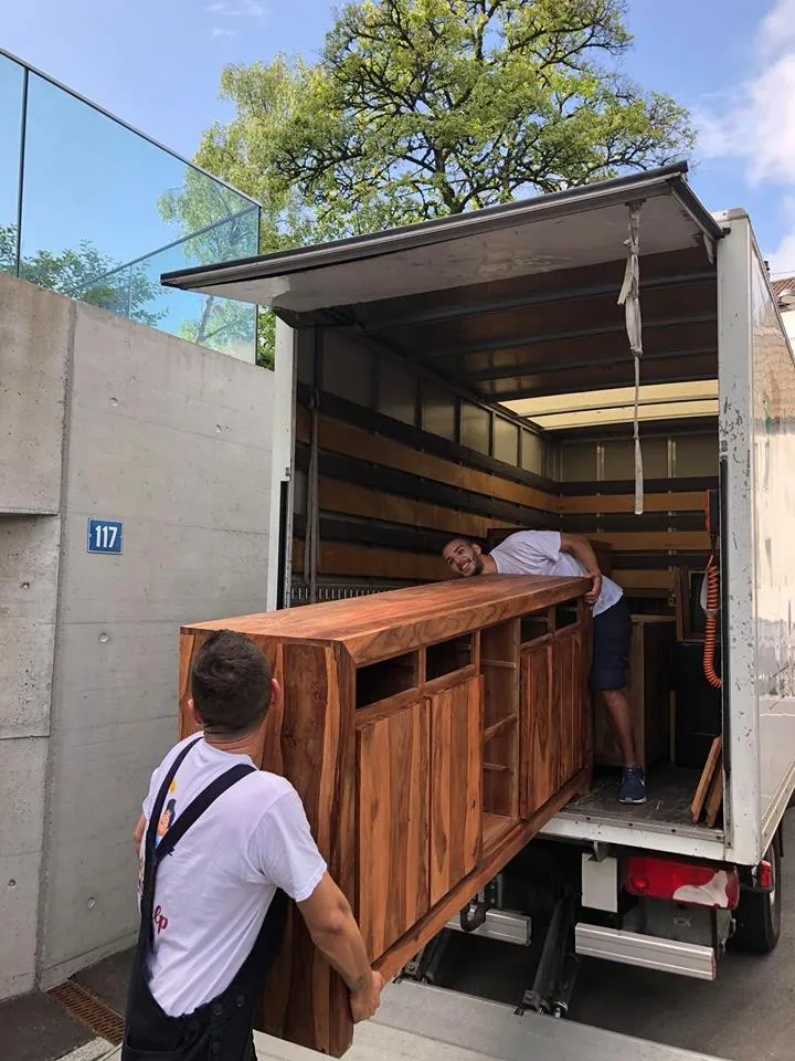 Schrank wird in den Transporter geladen